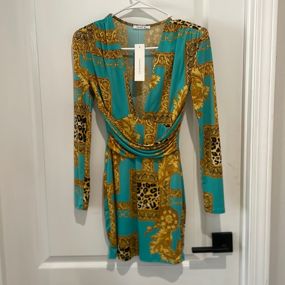 Stunning dress. Never worn - Picture 1 of 3